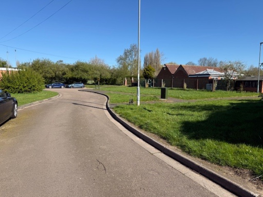 Lot: 97 - PARCEL OF FREEHOLD LAND WITH POTENTIAL - Looking back along the roadway to the entrance to Birkdale Close